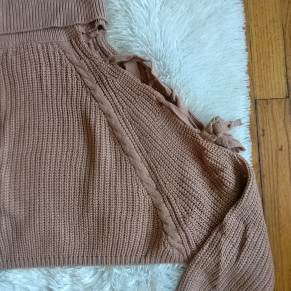 New Sz S/M cable knit turtle neck crop crisscross sleeves cold shoulder sweater - Picture 11 of 14
